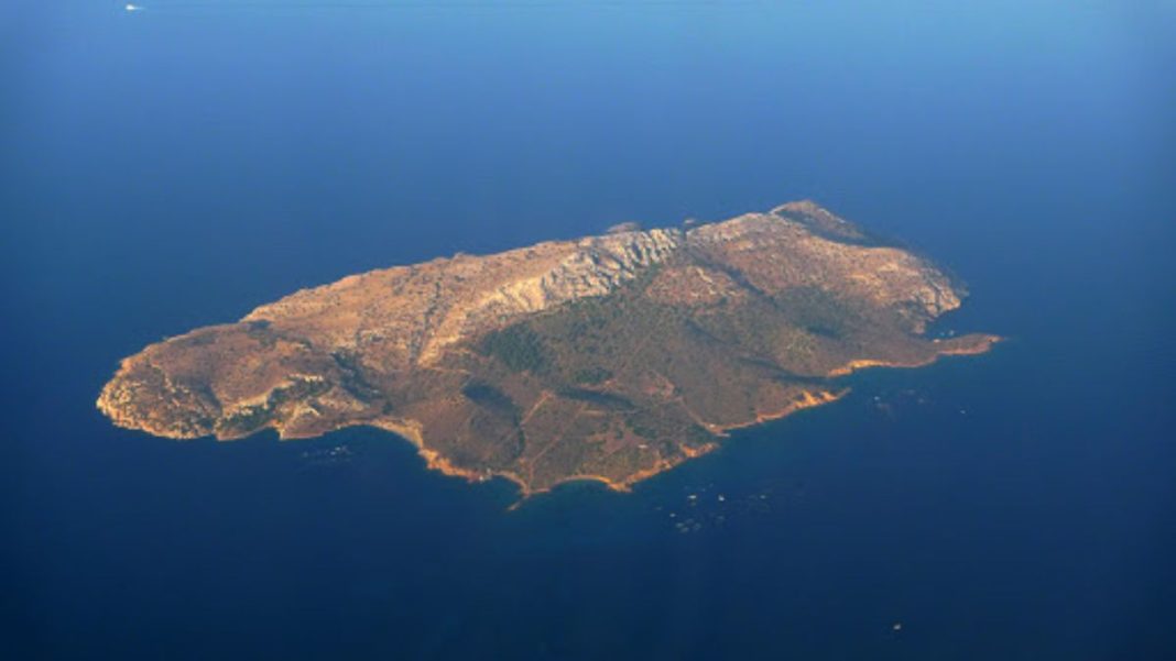 Το ακατοίκητο νησάκι στα 3 χιλιόμετρα από το Σούνιο και η τραγική ιστορία του τιτανικού της Ελλάδας