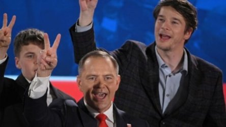 Προεδρικές εκλογές στην Πολωνία: Ο συντηρητικός εθνικιστής υποψήφιος Ναβρότσκι μπροστά με το 51% των ψήφων