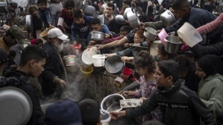 Λωρίδα της Γάζας: Σπαράζει μητέρα στην περιοχή Χαν Γιουνίς – “Μας αφήνετε να πεθάνουμε”