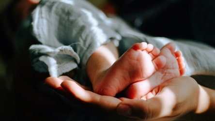 Ηράκλειο: Φοιτήτρια γέννησε νεκρό βρέφος στην τουαλέτα του σπιτιού της – «Δεν γνώριζε πως ήταν έγκυος»