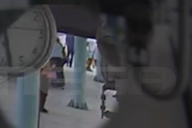 Προαστιακός: Άνδρας επιχείρησε να μαχαιρώσει γυναίκα μέσα σε συρμό – Βίντεο από τη σύλληψή του
