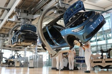 «Βόμβα» στην παγκόσμια αυτοκινητοβιομηχανία – Απειλείται με lockdown η παραγωγή λόγω Κίνας