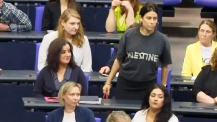 Γερμανία: Η πρόεδρος της Bundestag απέβαλε βουλευτή που φορούσε μπλούζα που έγραφε “Παλαιστίνη” (Bίντεο)