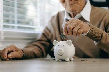 Πώς οι συνταξιούχοι ελεύθεροι επαγγελματίες γλιτώνουν τα τεκμήρια – Το πέναλτι στις χήρες