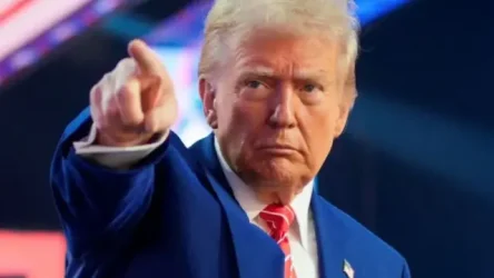 Τραμπ εναντίον Χάρβαρντ και Κολούμπια: Βάζει τέλος στις βίζες για τους ξένους φοιτητές και απειλεί να διακόψει τη χρηματοδότηση