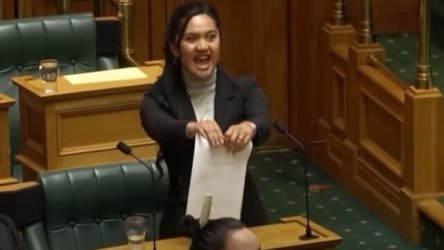 Νέα Ζηλανδία: Αποκλεισμός των τριών Μαορί βουλευτών που χόρεψαν “χάκα” – “Δεν θα σωπάσουμε ποτέ, δεν θα εξαφανιστούμε ποτέ”