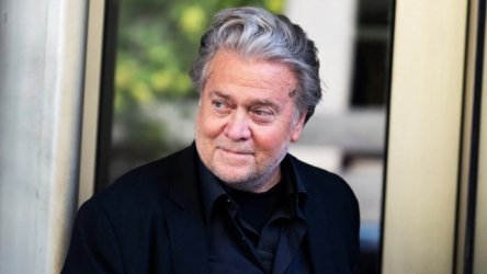 “Δεξί χέρι” του Τραμπ ζητά ν’ απελαθεί ο Μασκ – “Είναι παράνομος μετανάστης” λέει ο Μπάνον