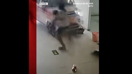 Κίνα: Ηλεκτρικό αυτοκίνητο “μπούκαρε” σε εστιατόριο – 11χρονη έσωσε την αδερφή της την τελευταία στιγμή, σοκαριστικό βίντεο