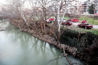 Θρίλερ στη Λάρισα: Σορός γυναίκας εντοπίστηκε να επιπλέει στον Πηνειό (Εικόνες)