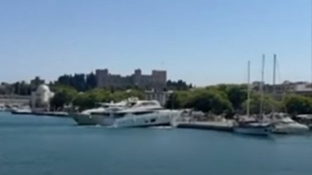 Ρόδος: Η στιγμή που η θαλαμηγός προσέκρουσε με δύναμη στον προβλήματα του λιμανιού – Δείτε βίντεο
