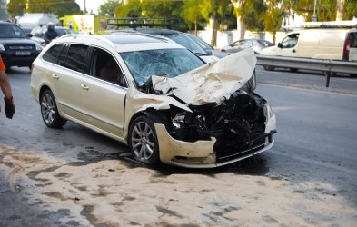 Τροχαίο στη Λ. Ποσειδώνος: Καρέ καρέ η σύγκρουση ταξί και απορριμματοφόρου – Τα δύο σενάρια που εξετάζονται (βίντεο)