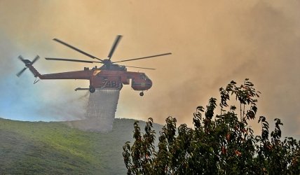 Ύδρα: Φωτιά σε υπαίθριο χώρο με απορρίμματα, σηκώθηκαν εναέρια μέσα