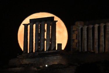 Η μοναδική «Πανσέληνος της Φράουλας» στο Σούνιο – Εντυπωσιακές εικόνες