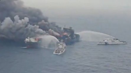 Αραβική Θάλασσα: Φλεγόμενο φορτηγό πλοίο απειλεί με οικολογική καταστροφή ανοιχτά της Ινδίας – Τέσσερις αγνοούμενοι