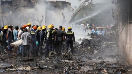 Ινδία: Τουλάχιστον 290 νεκροί από την αεροπορική τραγωδία και το… “θαύμα” επιζώντα – Ερωτηματικά για τα αίτια της συντριβής, τα πρώτα σενάρια (Εικόνες & Βίντεο)