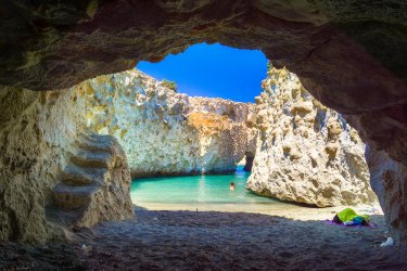Παραλίες από άλλο πλανήτη και αρχαία μυστικά – Το νησί «έκπληξη» του Αιγαίου
