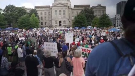 Στρατιωτική παρέλαση ανήμερα των γενεθλίων του Τραμπ: Άρματα, διαδηλώσεις και το μήνυμα… “Όχι βασιλιάδες στις ΗΠΑ” (Βίντεο)