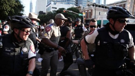 Πιο διχασμένες από ποτέ οι ΗΠΑ: Ευτυχισμένος ο πρόεδρος Τραμπ στη στρατιωτική παρέλαση “υπερθέαμα” – Ογκώδεις διαδηλώσεις εναντίον του