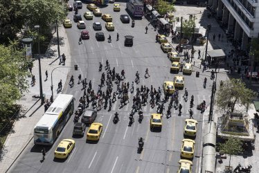 ΙΝΕ/ΓΣΕΕ: Οι Έλληνες «έχασαν» το 32,8% του μισθού τους