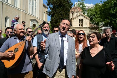 Συγκίνηση για τον Πετρολούκα Χαλκιά – Ο αποχαιρετισμός με κλαρίνο και το καθηλωτικό ηπειρώτικο άσμα (Βίντεο)