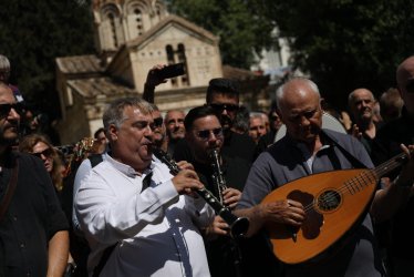 Το τελευταίο «αντίο» στον Πετρολούκα Χαλκιά με μοιρολόι και κλαρίνα στην ιδιαίτερη πατρίδα του (βίντεο)