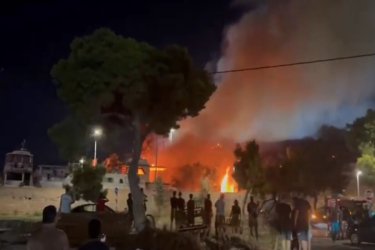Φωτιά τώρα στη Γλυφάδα – Yπό μερικό έλεγχο η πυρκαγιά σε πάρκινγκ σκαφών (Βίντεο)