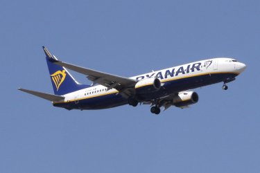 Πανικός στην Καλαμάτα: Αεροπλάνο της Ryanair προσέκρουσε σε μπάρες του αεροδρομίου
