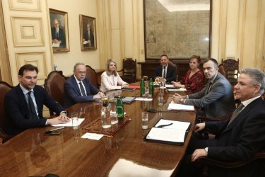 Συνάντηση ΠΑΣΟΚ – Στουρνάρα για τράπεζες, ιδιωτικό χρέος και πλειστηριασμούς