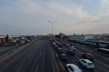Απέραντο «πάρκινγκ» ο Κηφισός: Κλειστό το ρεύμα προς Λαμία – Ουρές χιλιομέτρων προς Πειραιά (Βίντεο)
