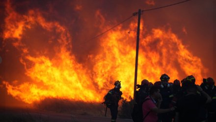 Δύσκολη νύχτα με τη φωτιά στη Χίο – Μάχη με τις φλόγες σε 3 μέτωπα