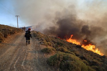 Φωτιά στη Χίο: Τα πρώτα καλά νέα από τα τρία μέτωπα – Χωρίς ρεύμα για 18 ώρες ο Βροντάδος