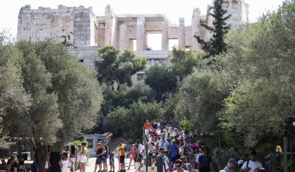 Αύξηση 5,8% στον τουρισμό το πρώτο τετράμηνο του 2025 – Πάνω από 4,1 εκατ. οι επισκέπτες στην Ελλάδα