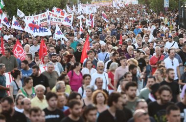 Πλήθος κόσμου στο αντιπολεμικό συλλαλητήριο του ΠΑΜΕ στο Σύνταγμα (Εικόνες, Βίντεο)