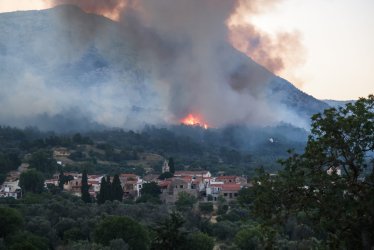 Δοκιμάζεται από τις φωτιές για 3η μέρα η Χίος: Μεγάλη αναζωπύρωση στη Ζυθεία