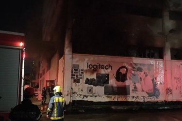 Φωτιά τώρα σε αποθήκη κοντά στα ΚΤΕΛ Κηφισού (Βίντεο)