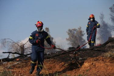 Φωτιά κοντά στο αεροδρόμιο Μακεδονία – Συναγερμός στην Πυροσβεστική