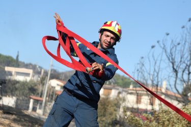 Φωτιά τώρα στην Εύβοια – Κοντά σε σπίτια στην Κάρυστο