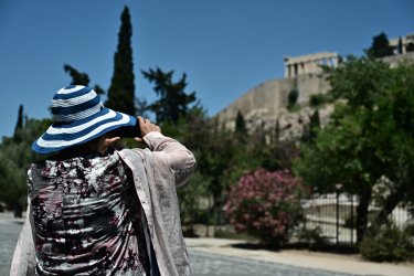 Κορυφώνεται ο πρώτος καύσωνας του καλοκαιριού – Οι περιοχές που ο υδράργυρος θα χτυπήσει «κόκκινο»
