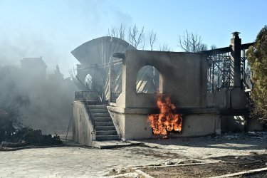 Φωτιά στην Παλαιά Φώκαια: Μάχη με διάσπαρτες εστίες – Τεράστια η καταστροφή (Εικόνες, Βίντεο)