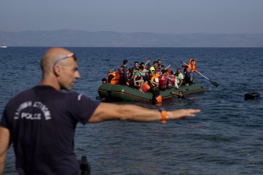 Η βρετανική «Sun» αποθεώνει την ελληνική αποτροπή με pushbacks παράνομων μεταναστών – Ρεπορτάζ στη Λέσβο