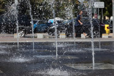 Καιρός: Με δύο πρόσωπα σήμερα – Καταιγίδες στα βόρεια, ζέστη στα νότια