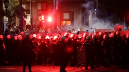 Σερβία: Επεισόδια έξω από το προεδρικό μέγαρο – Διαδηλώσεις φοιτητών στο Βελιγράδι που ζητούν εκλογές