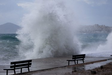 Καιρός: Πτώση θερμοκρασίας και άνεμοι έως 9 μποφόρ – Προειδοποιήσεις από την ΕΜΥ