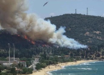 Μαίνεται η φωτιά στην Καβάλα: Έκλεισαν δρόμοι, ήχησε το 112 – Εξετάζεται το ενδεχόμενο εμπρησμού (βίντεο)