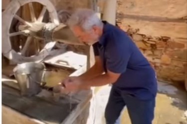 Πνευματικό ταξίδι για τον Μελ Γκίμπσον στο Άγιον Όρος: Η στιγμή που πίνει Αγιασμό (βίντεο)