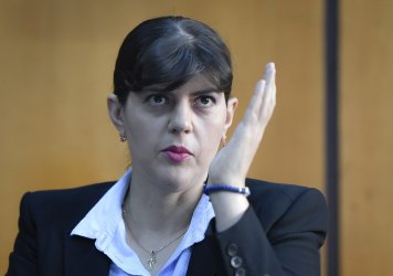 Λάουρα Κοβέσι: Η «σιδηρά κυρία» των Βρυξελλών που κάθισε στο σκαμνί την VDL, τον Μπουρλά και τον… ΟΠΕΚΕΠΕ