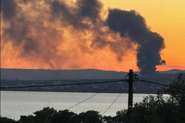 Φωτιά τώρα σε εργοστάσιο στα Μέγαρα