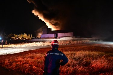 Φωτιά σε εργοστάσιο πλαστικών στα Μέγαρα: Τοξικό νέφος πάνω από την Αττική και εκρήξεις (Εικόνες, Βίντεο)