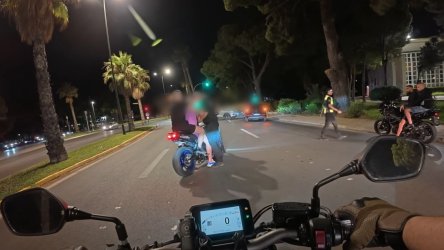 Ένταση σε μπλόκο στη Βουλιαγμένη – Αστυνομικός άρπαξε από τα χέρια μοτοσικλετιστή (βίντεο)