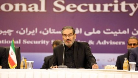Ιράν: Ζωντανός ο Αλί Σαμχανί σε δημόσια εμφάνιση – “Ήμουν θαμμένος στα ερείπια για 3 ώρες μετά την επίθεση του Ισραήλ”